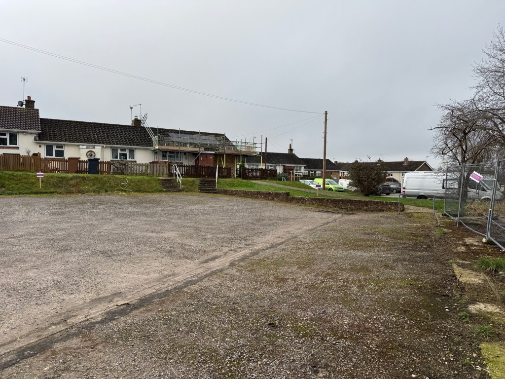 Lot: 92 - DEVELOPMENT SITE WITH CONSENT FOR A PAIR OF SEMI-DETACHED HOUSES - View of the site looking towards nearby housing